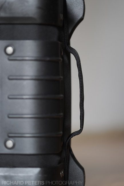 Underside handle Handle under the Airport International v2.0 to bag picking bag up from any side easier.